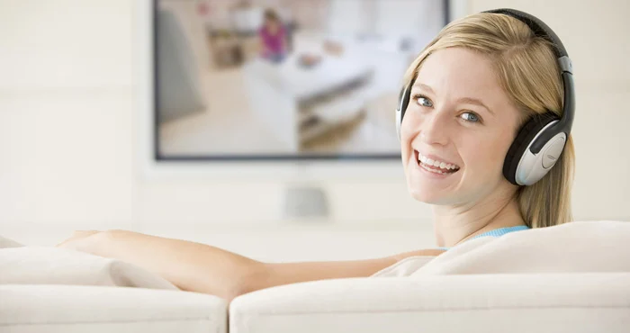 Ragazza che guarda la Tv con le cuffie